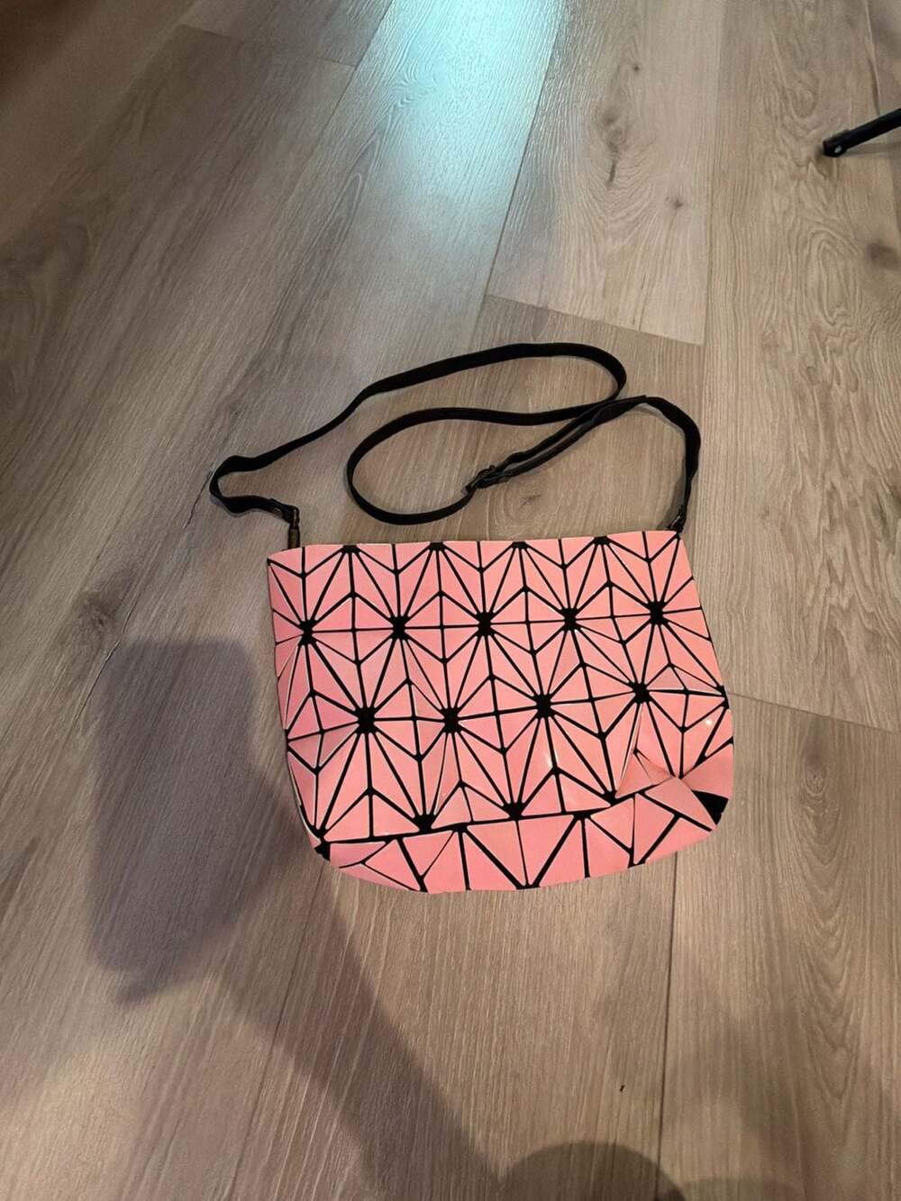 Geometric Lattice Pattern Pink Crossbody Bag